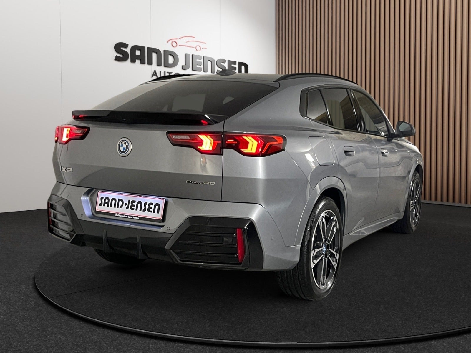 Grå BMW iX2 fra 2025