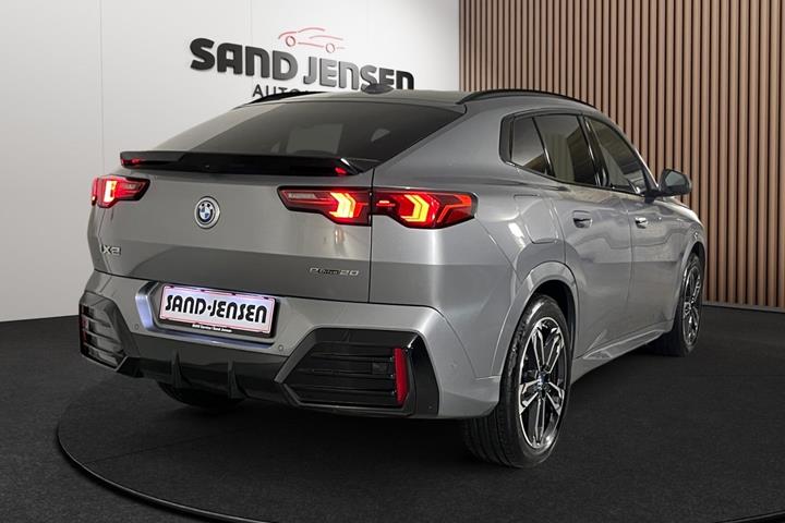 Grå BMW iX2 fra 2025