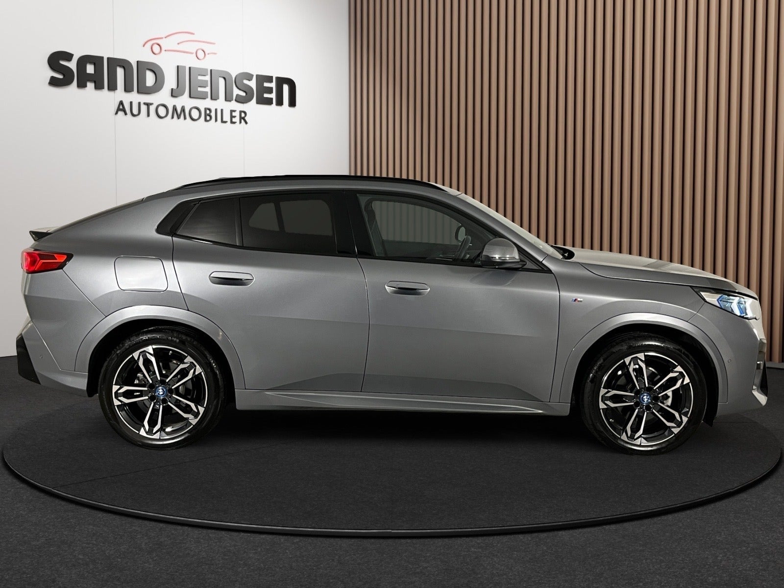 BMW iX xDrive60, 544ps, 2026