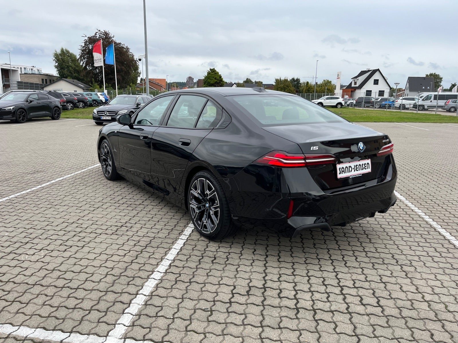 Sort BMW i5 fra 2025
