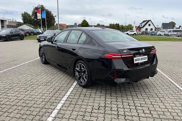 Sort BMW i5 fra 2025
