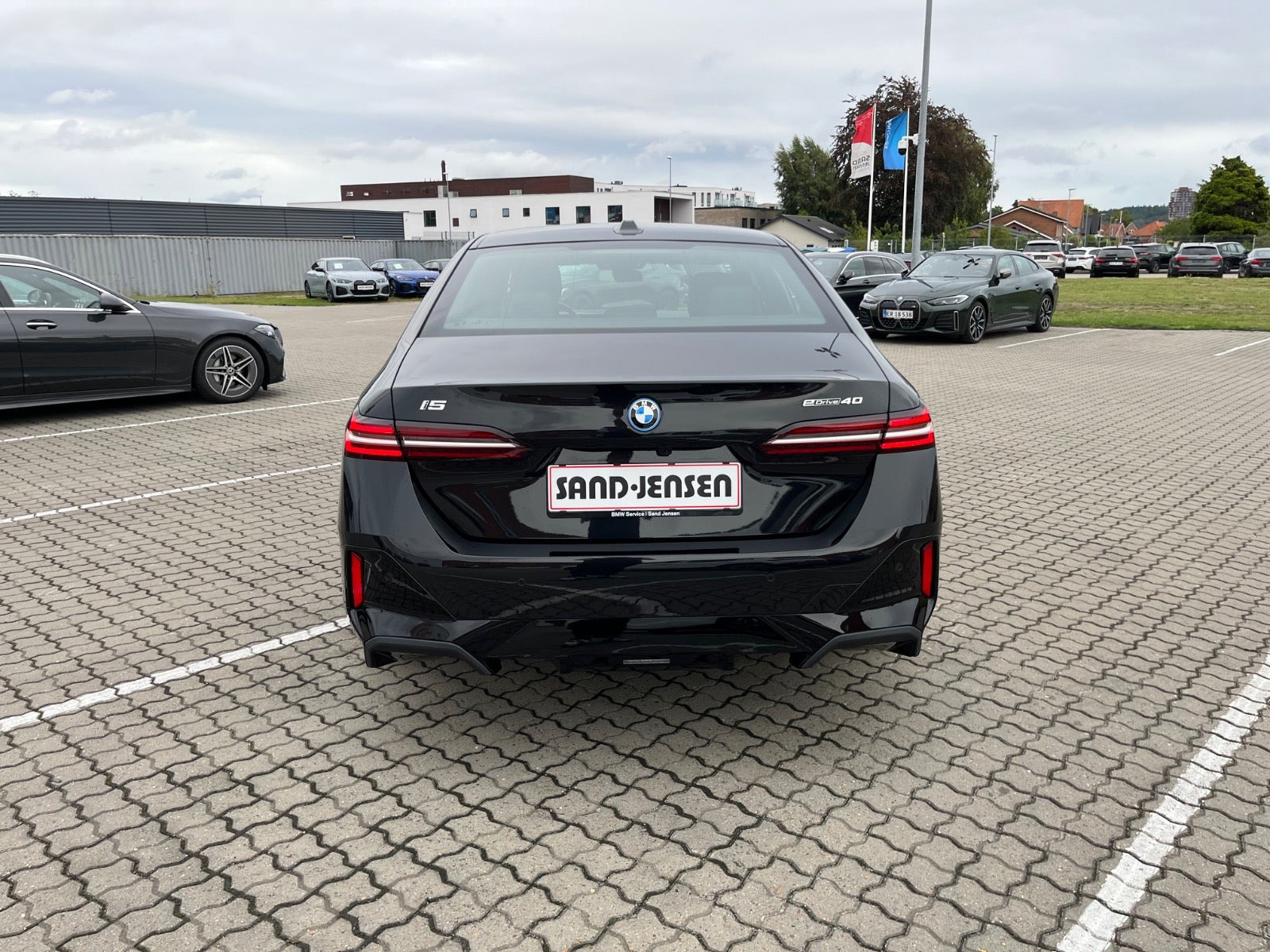 Sort BMW i5 fra 2025