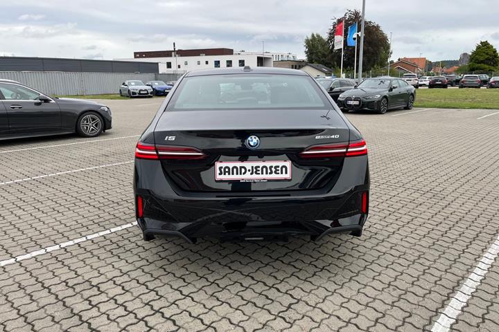 Sort BMW i5 fra 2025