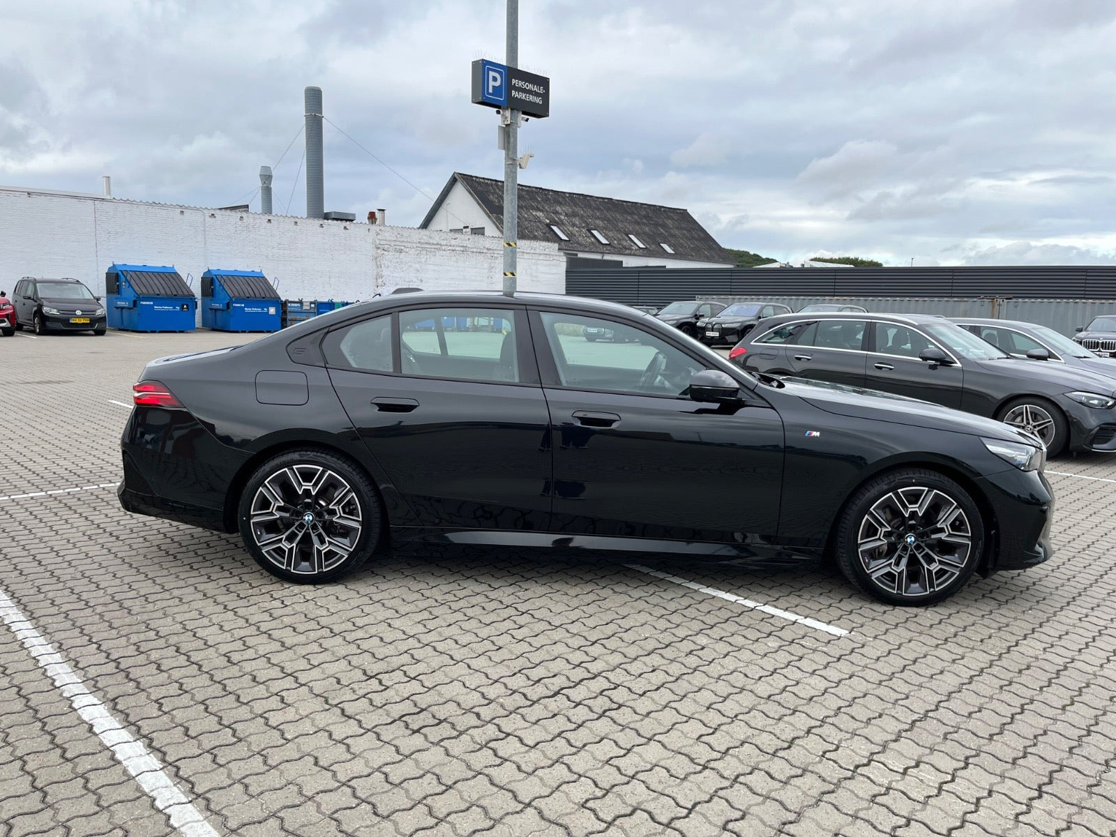 Sort BMW i5 fra 2025