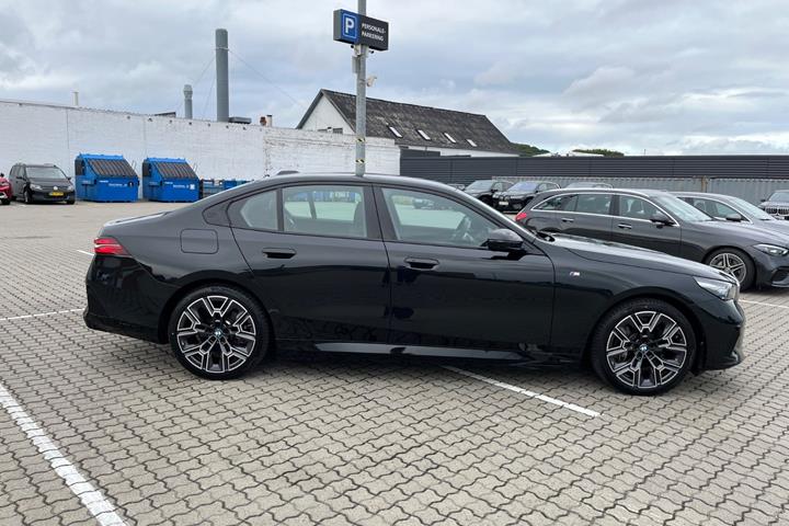 Sort BMW i5 fra 2025