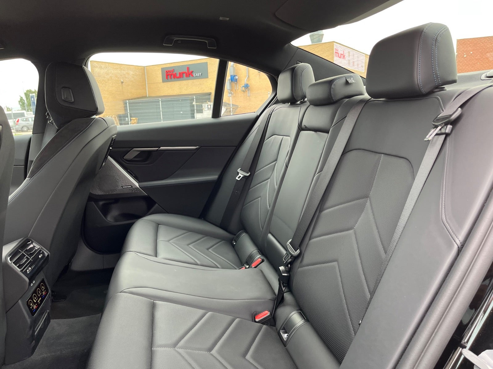 Sort BMW i5 fra 2025