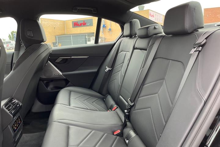 Sort BMW i5 fra 2025