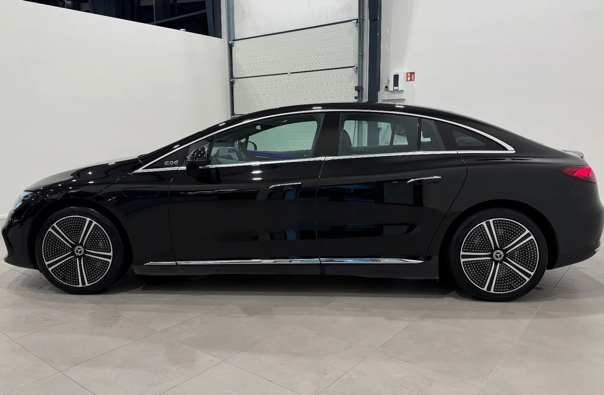 Sort Mercedes EQE300 fra 2023