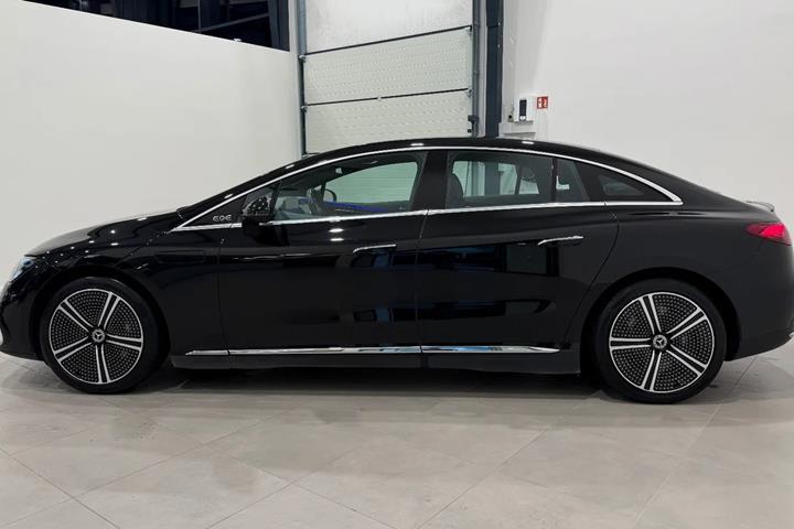Sort Mercedes EQE300 fra 2023