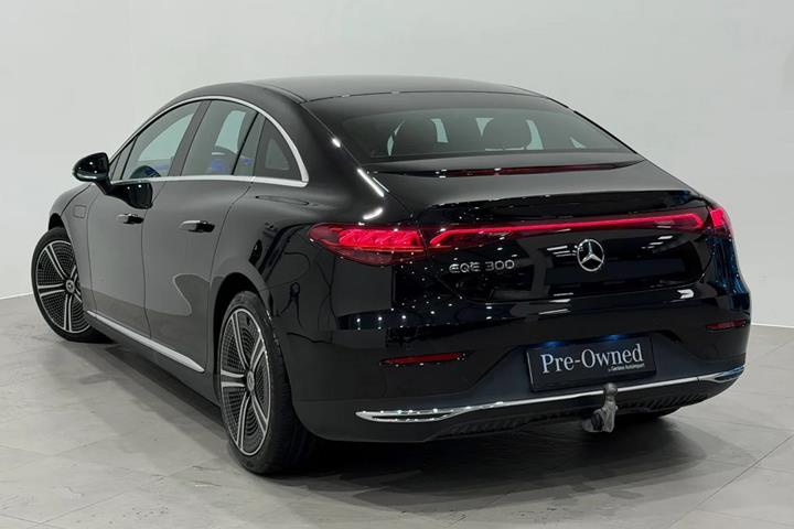 Sort Mercedes EQE300 fra 2023