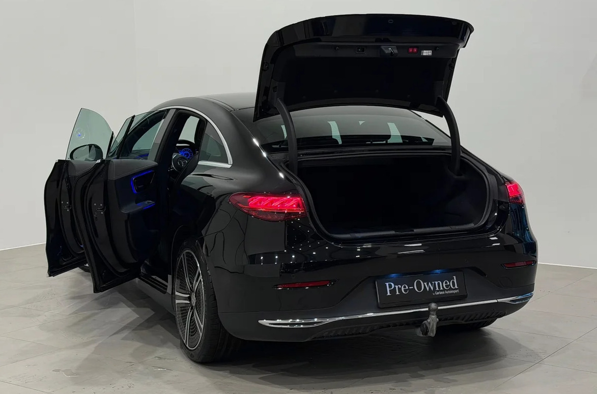 Sort Mercedes EQE300 fra 2023