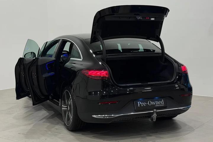 Sort Mercedes EQE300 fra 2023