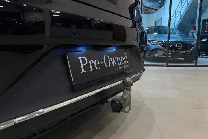 Sort Mercedes EQE300 fra 2023