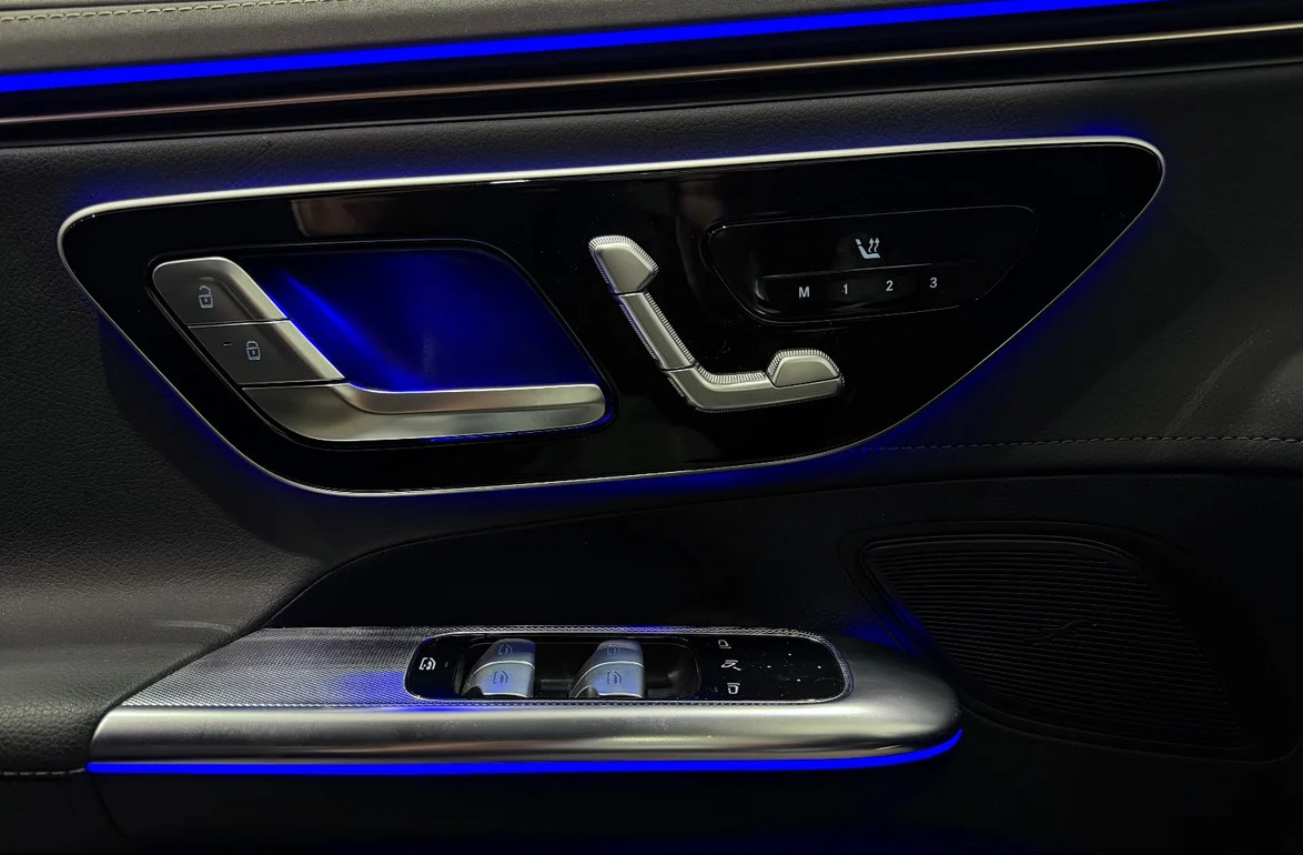 Sort Mercedes EQE300 fra 2023