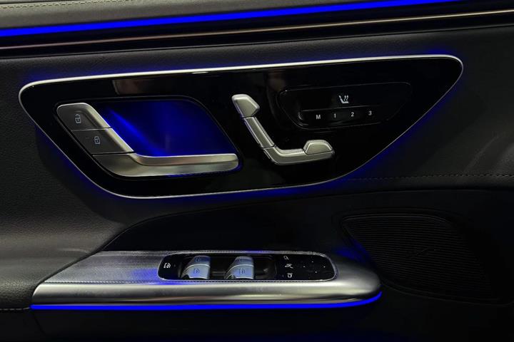 Sort Mercedes EQE300 fra 2023