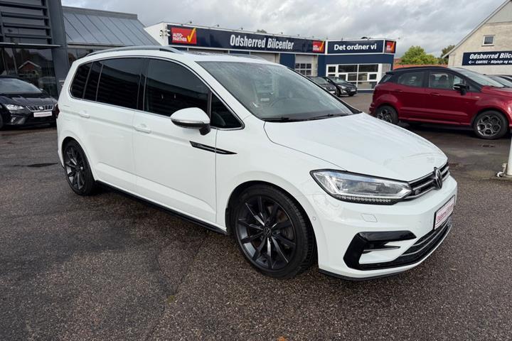 Hvid VW Touran fra 2021