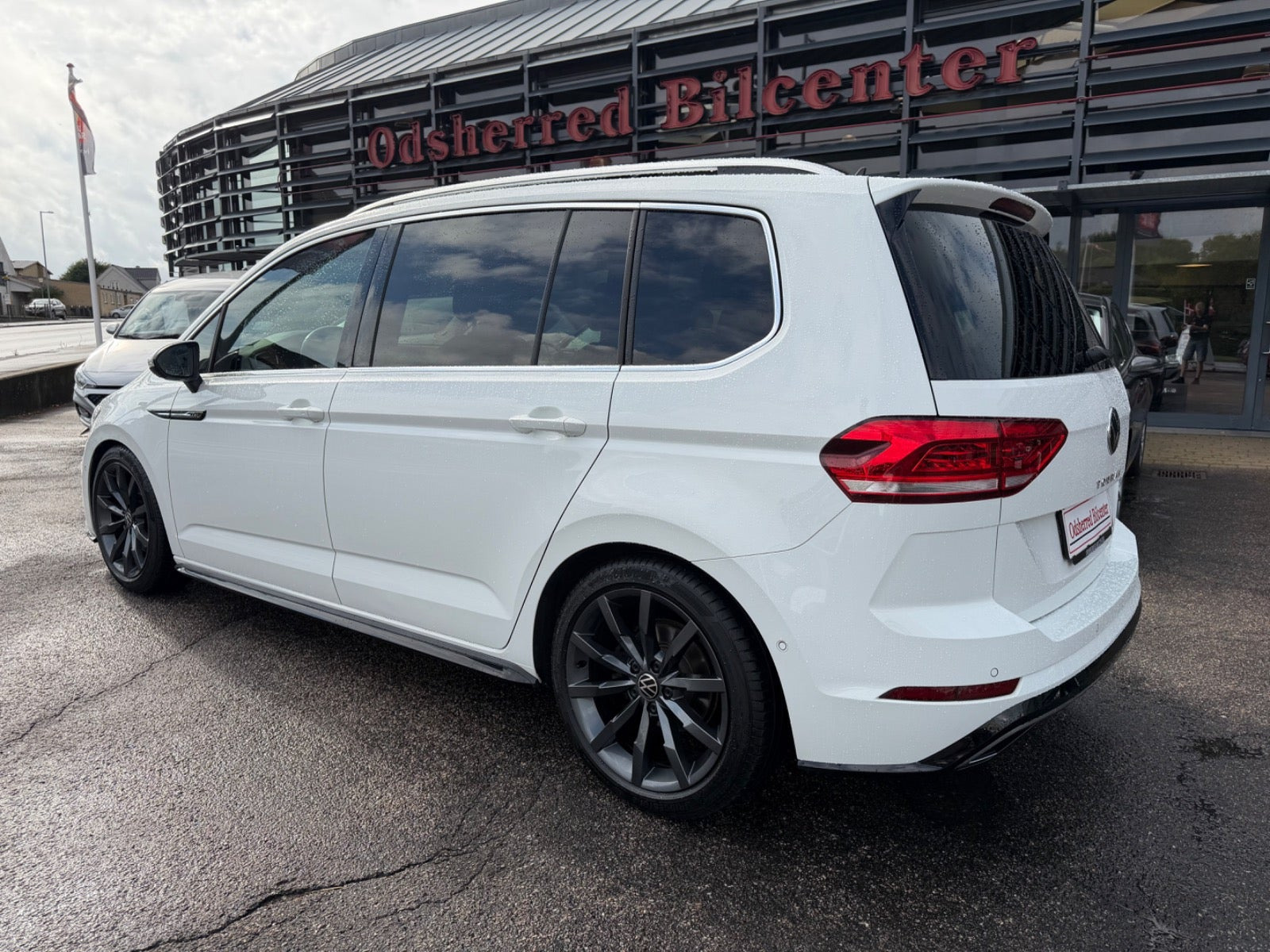 Hvid VW Touran fra 2021