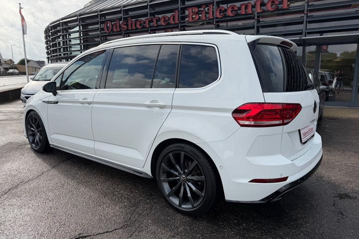 Hvid VW Touran fra 2021
