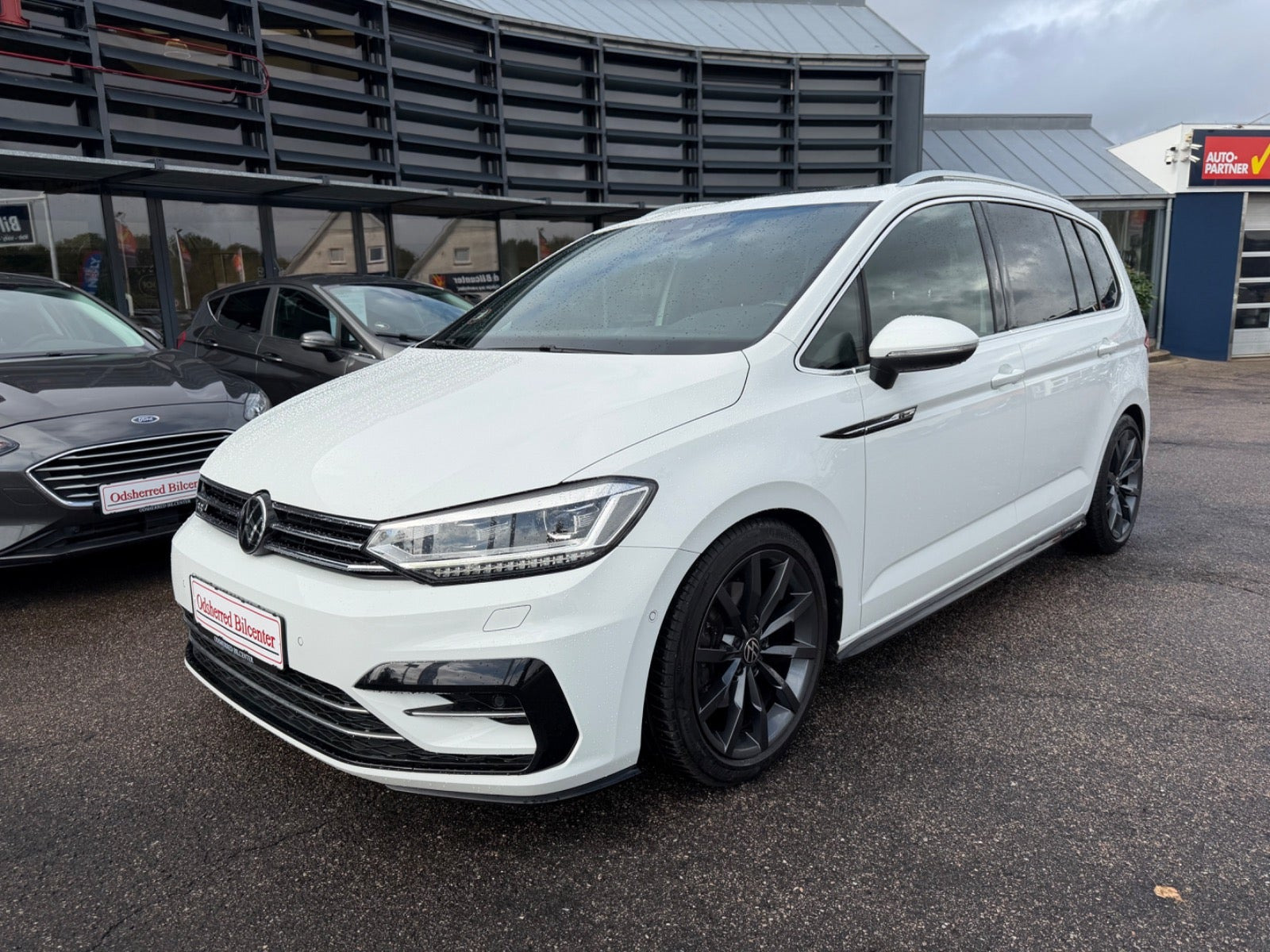 Hvid VW Touran fra 2021