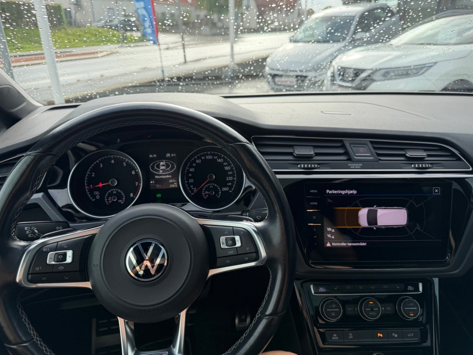 Hvid VW Touran fra 2021