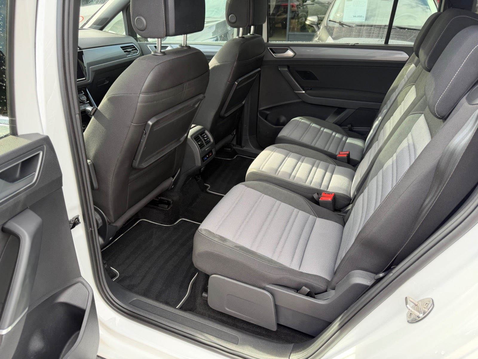 Hvid VW Touran fra 2021