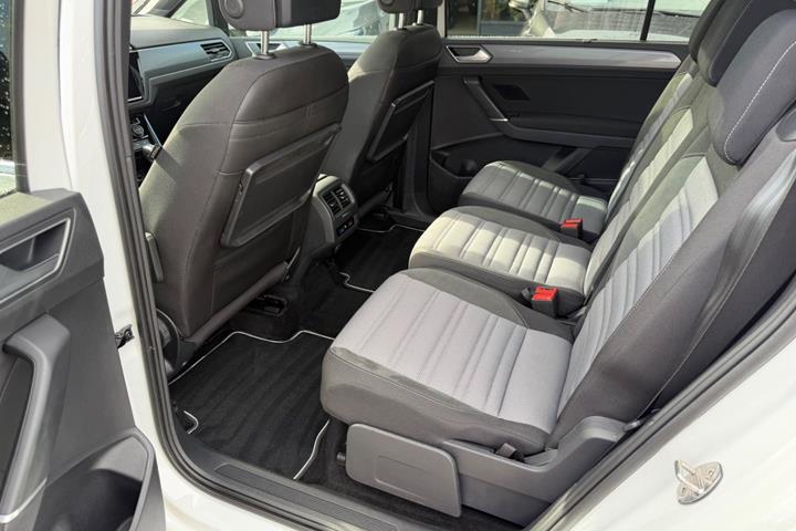 Hvid VW Touran fra 2021