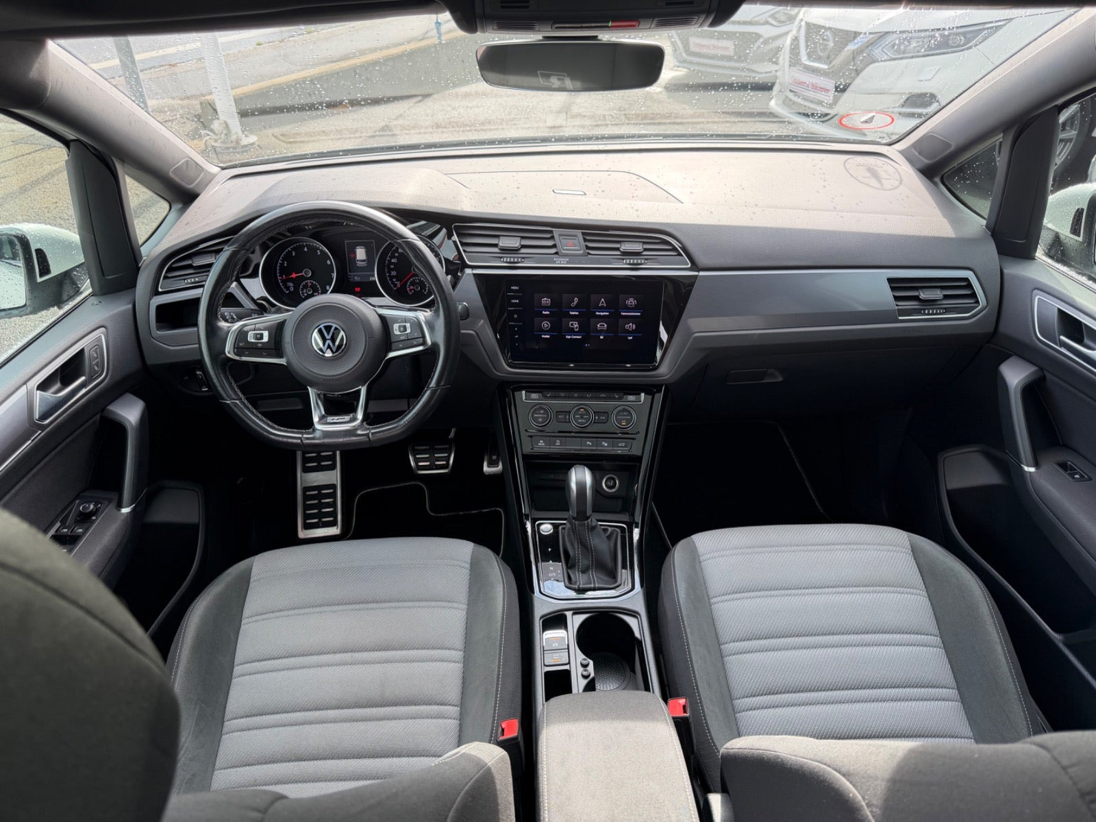 Hvid VW Touran fra 2021