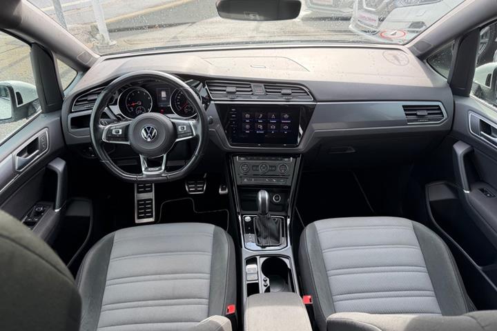 Hvid VW Touran fra 2021