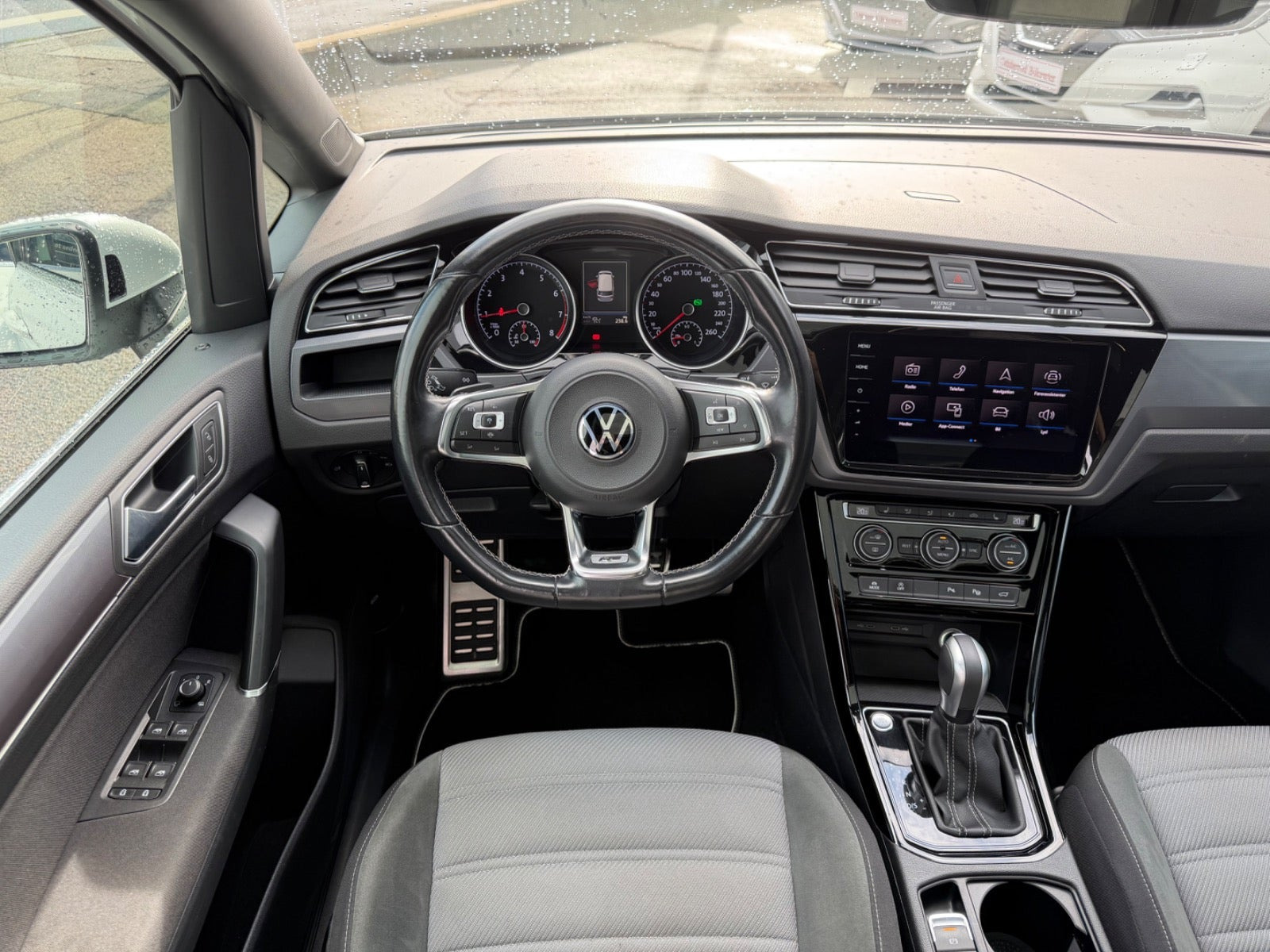 Hvid VW Touran fra 2021