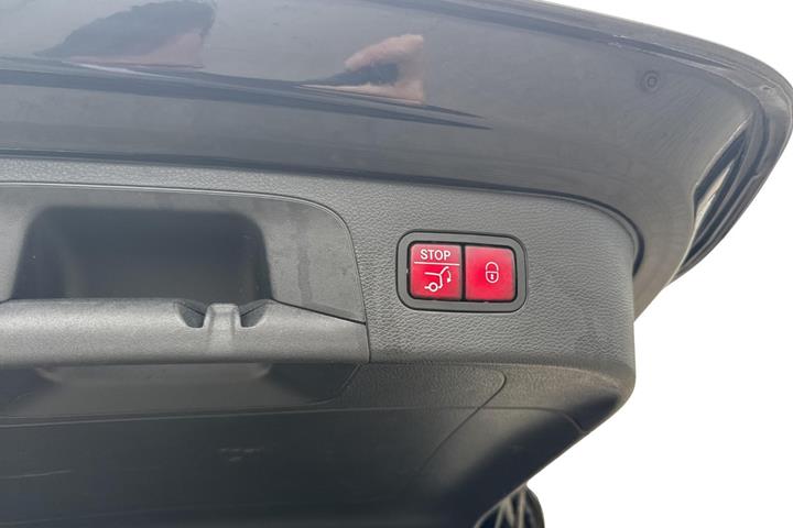 Sort Mercedes EQC400 fra 2020