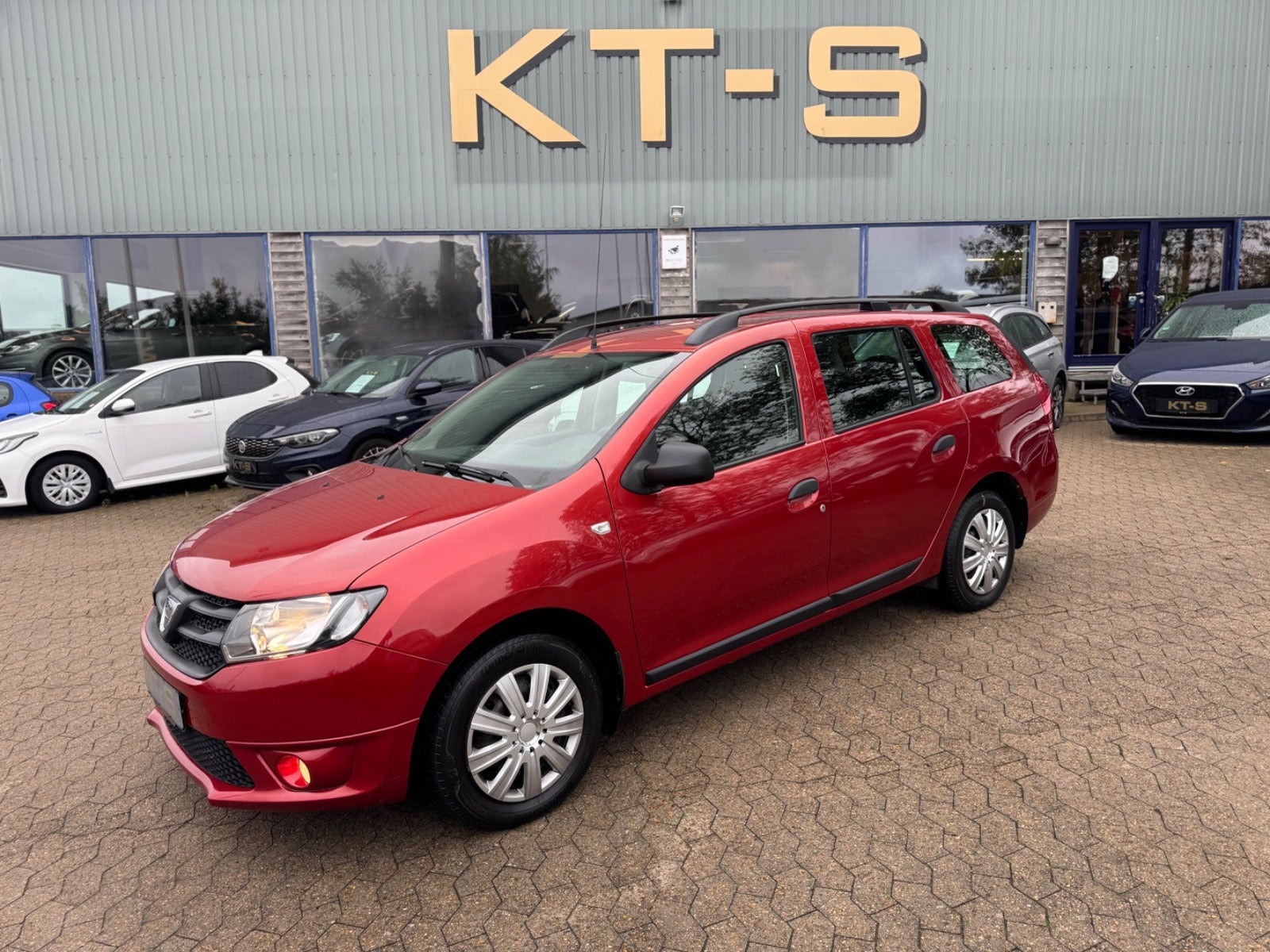 Rød Dacia Logan fra 2014 set udefra