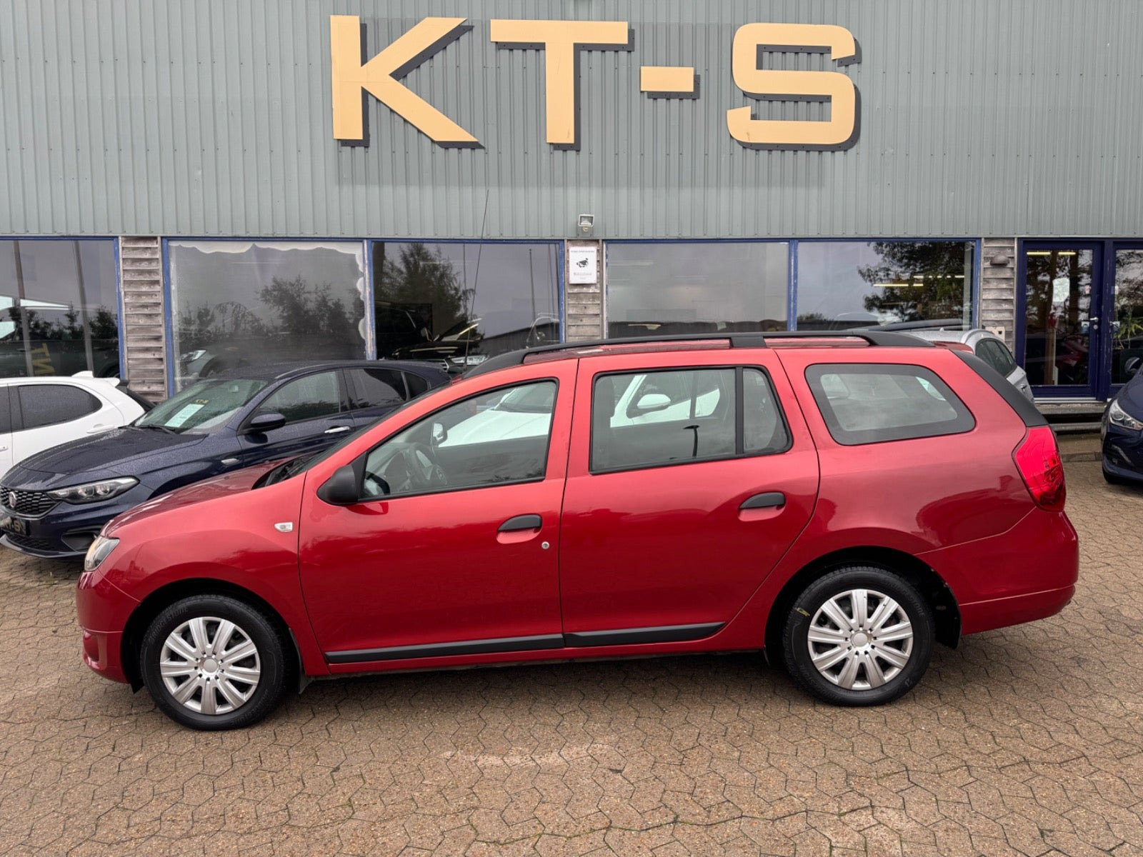 Rød Dacia Logan fra 2014