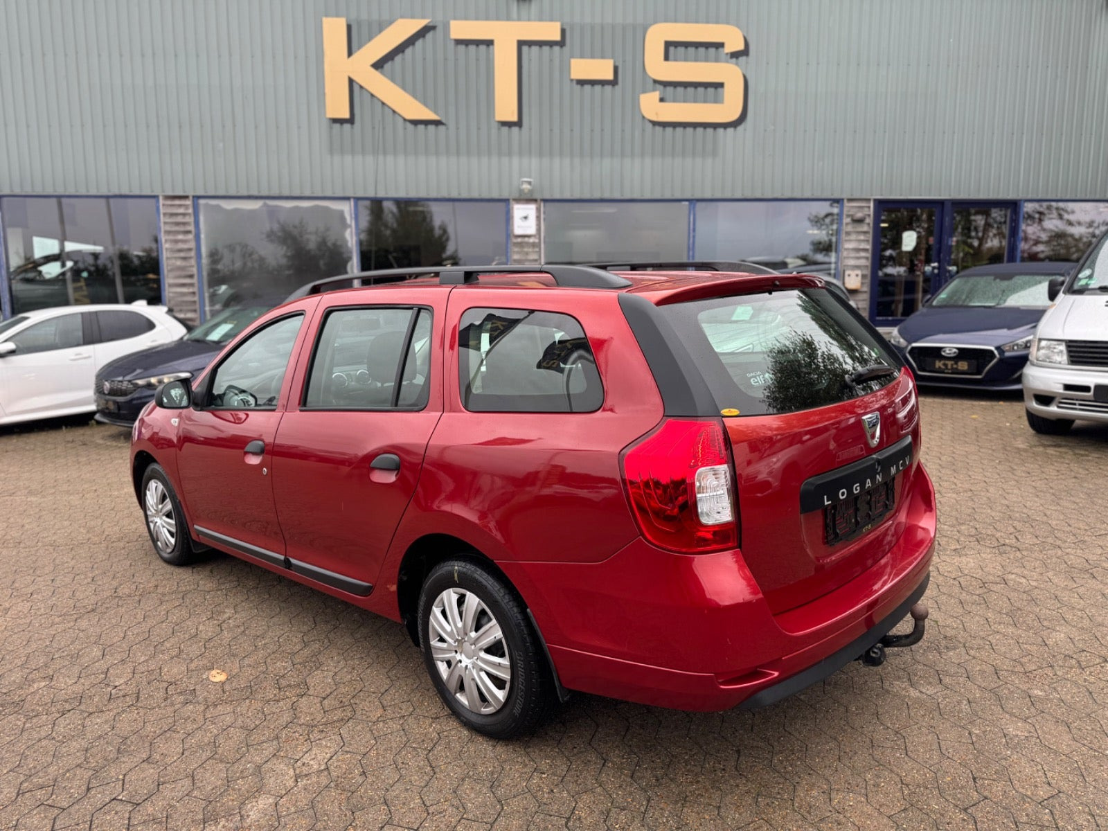 Rød Dacia Logan fra 2014