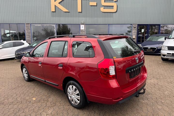 Rød Dacia Logan fra 2014