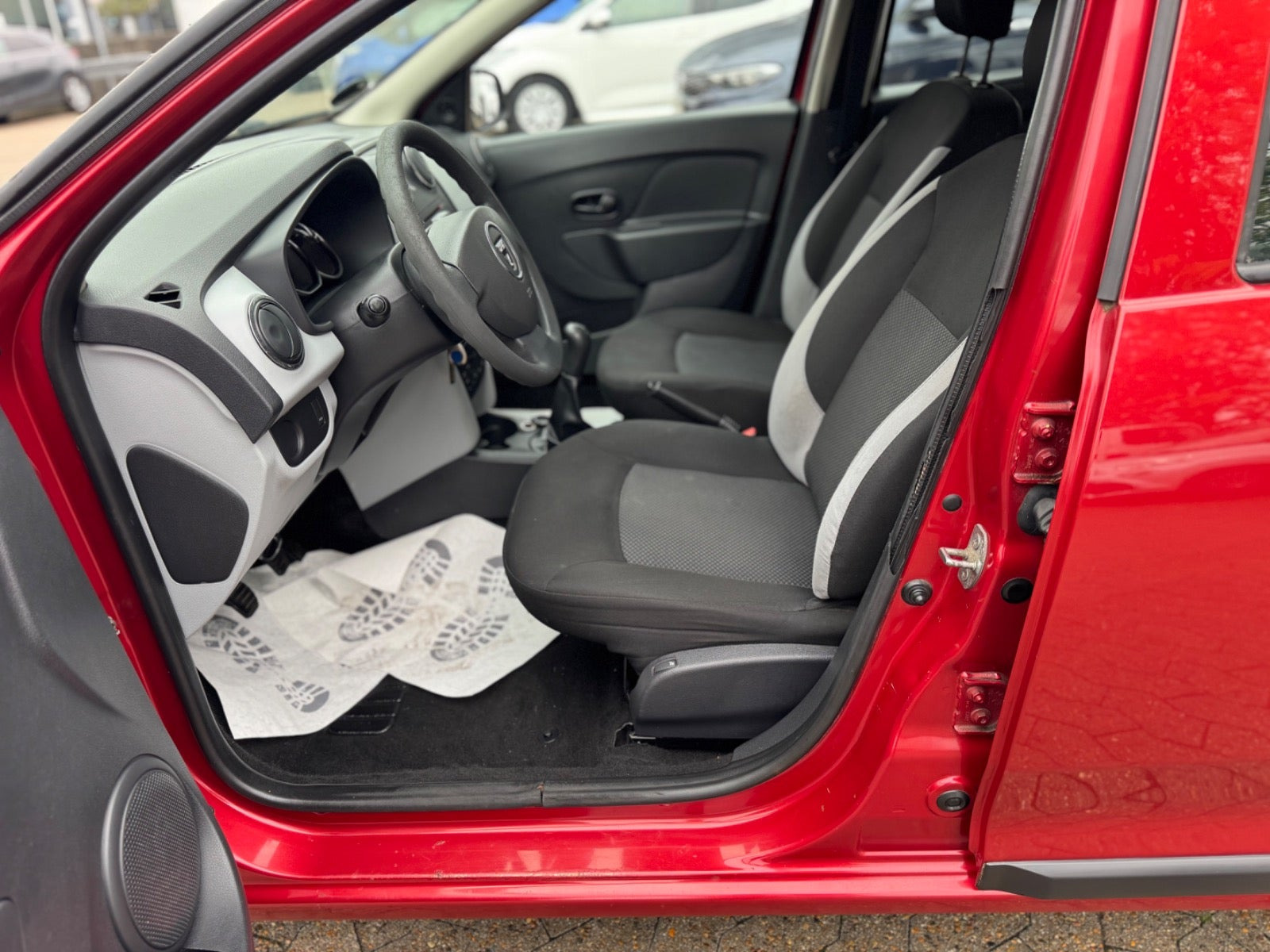 Rød Dacia Logan fra 2014