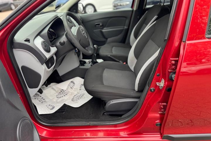 Rød Dacia Logan fra 2014