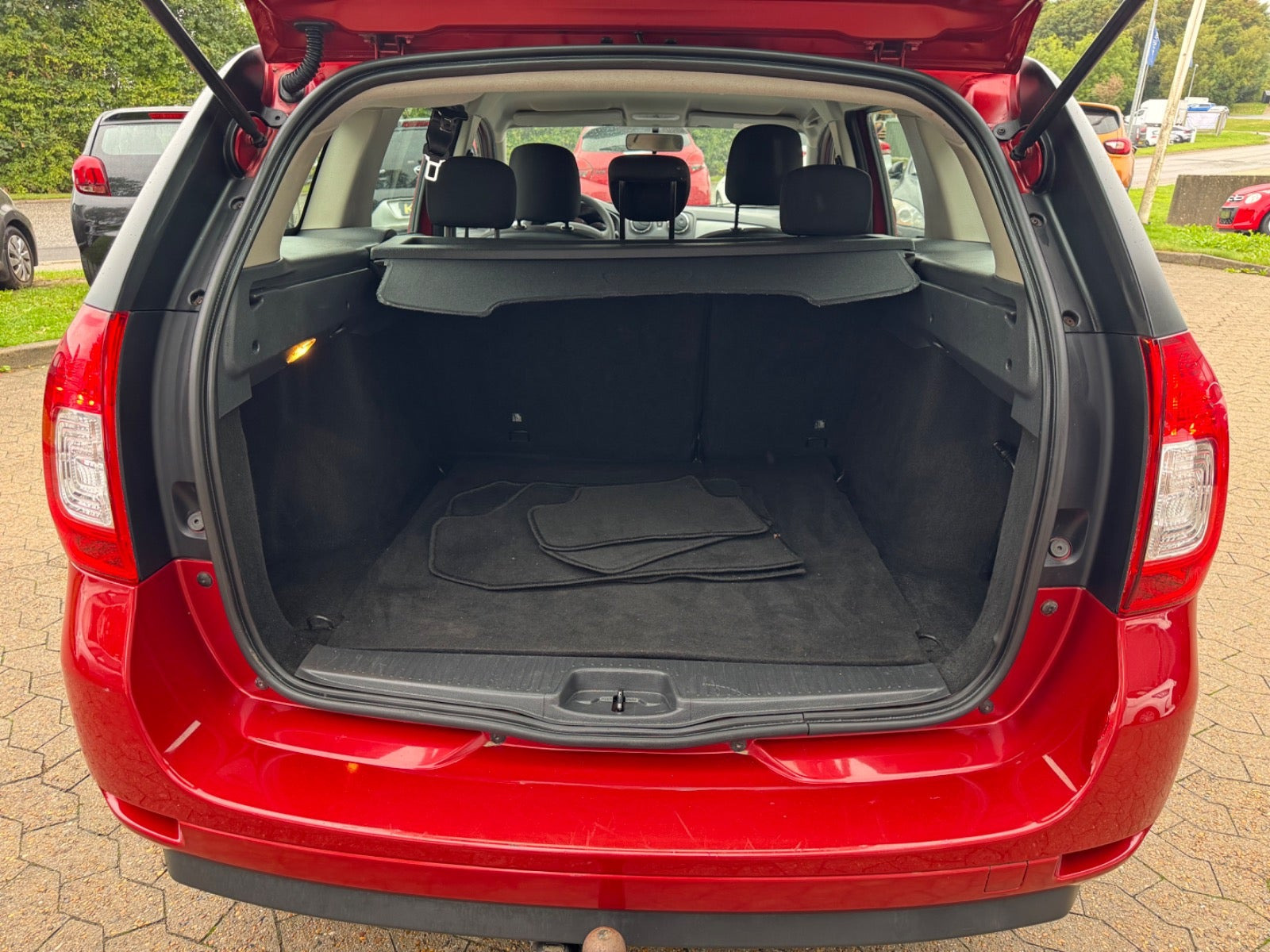 Rød Dacia Logan fra 2014