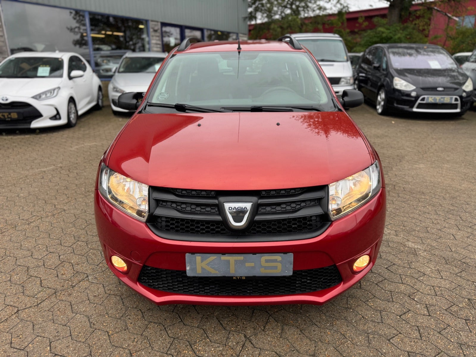Rød Dacia Logan fra 2014