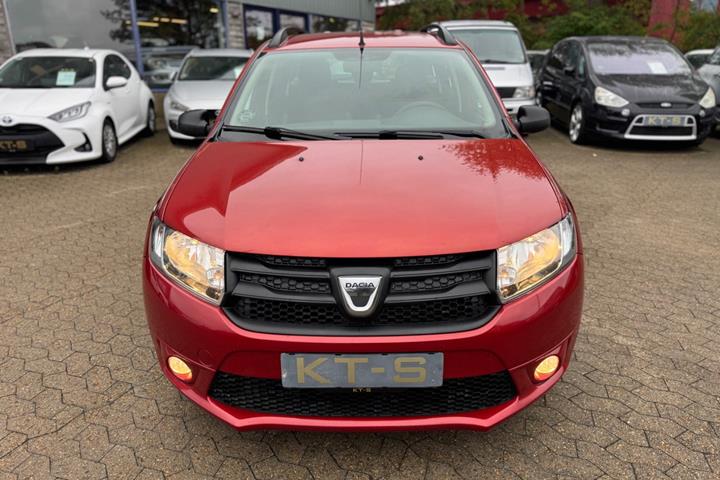 Rød Dacia Logan fra 2014