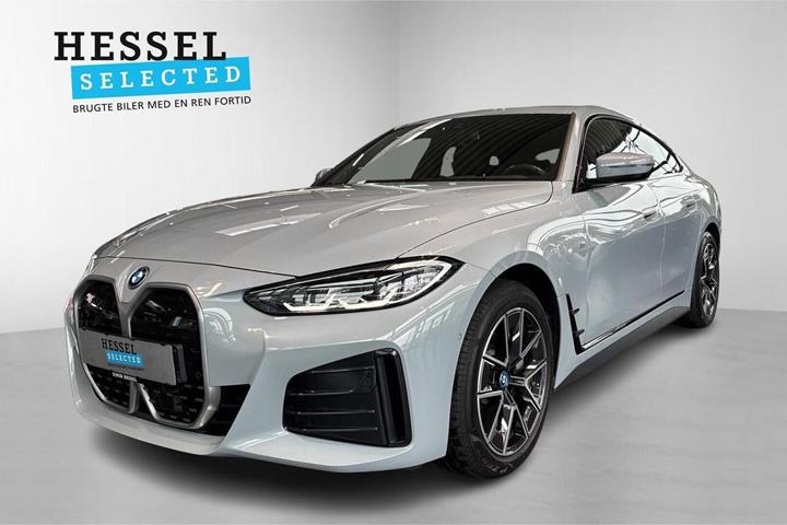 Grå BMW i4 fra 2026
