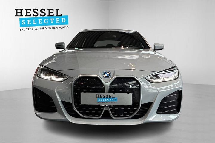 Grå BMW i4 fra 2026