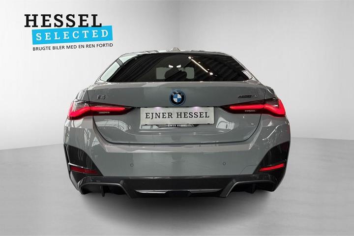 Grå BMW i4 fra 2026