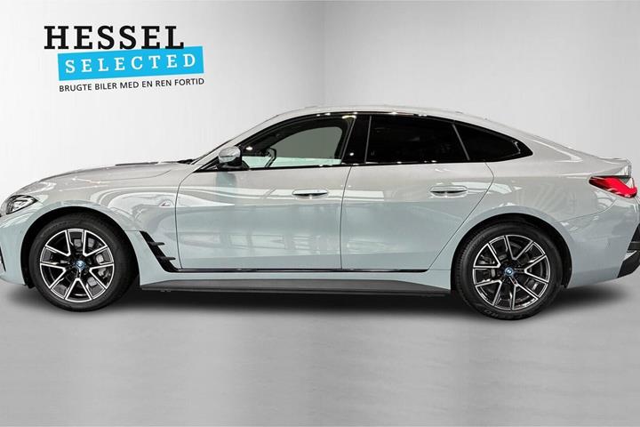 Grå BMW i4 fra 2026