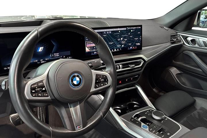 Grå BMW i4 fra 2026