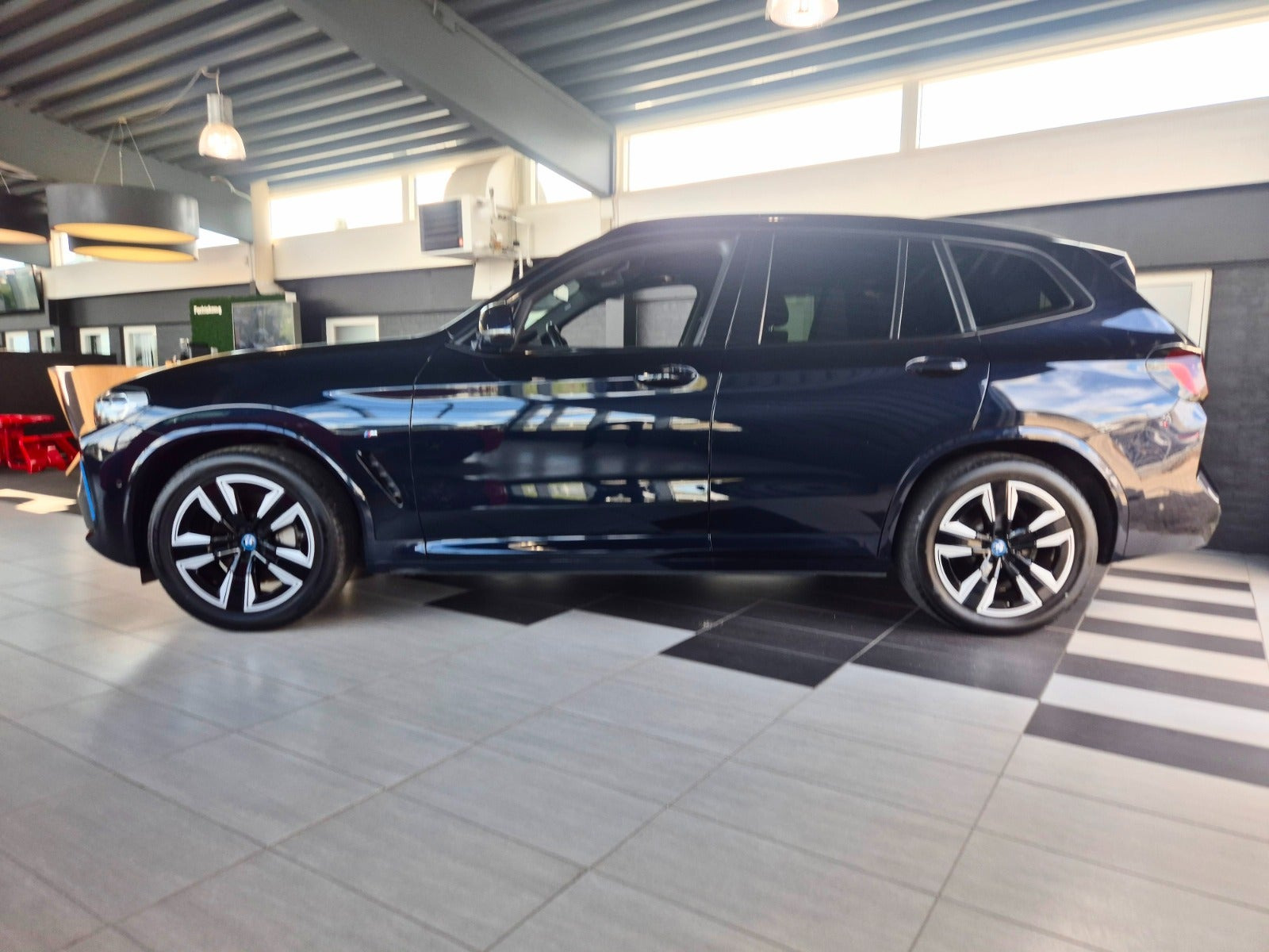 Sort BMW iX3 fra 2023