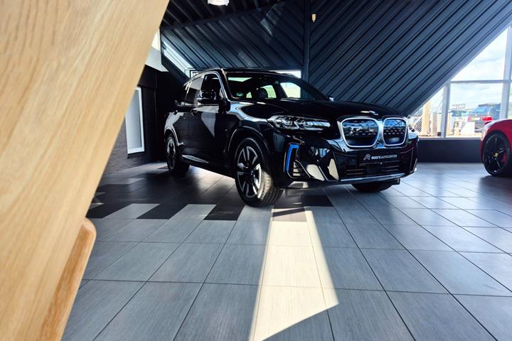 Sort BMW iX3 fra 2023
