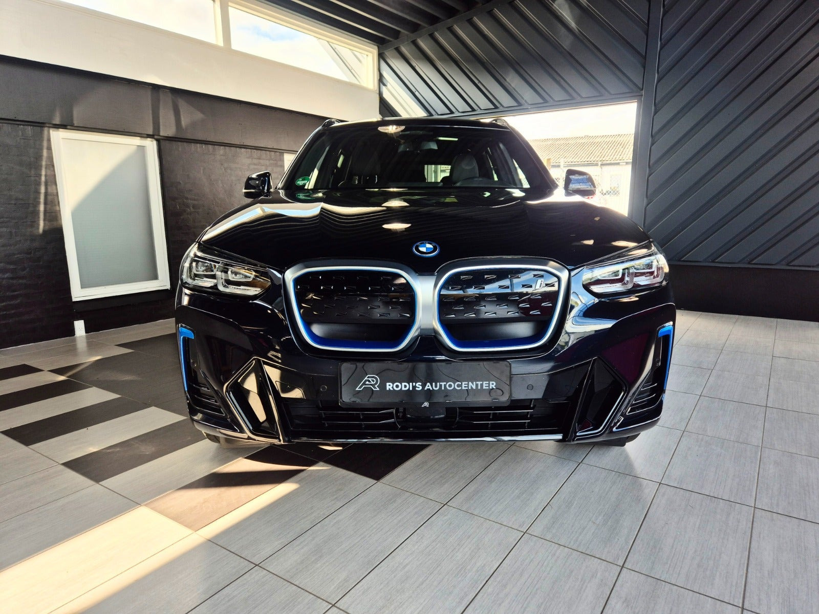 Sort BMW iX3 fra 2023