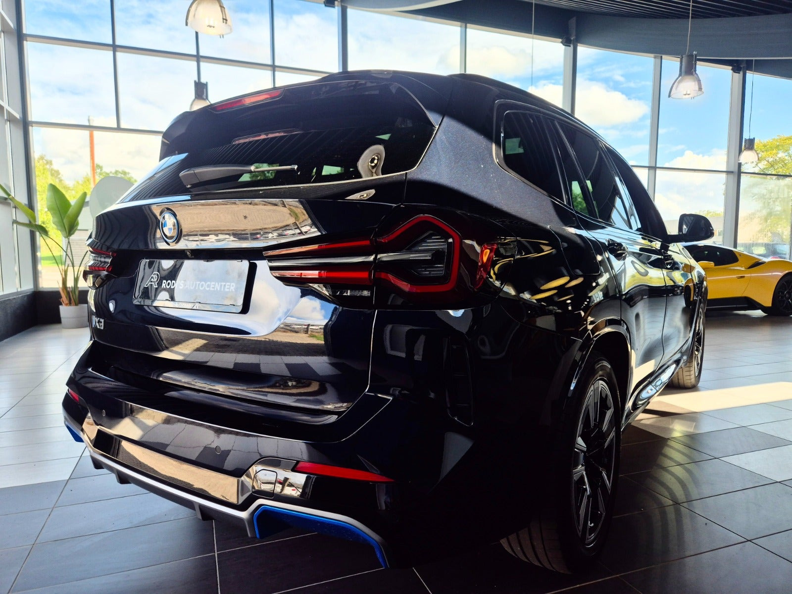 Sort BMW iX3 fra 2023