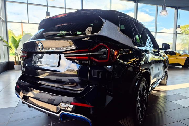 Sort BMW iX3 fra 2023