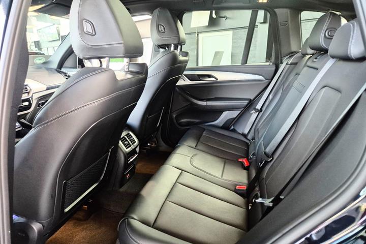 Sort BMW iX3 fra 2023